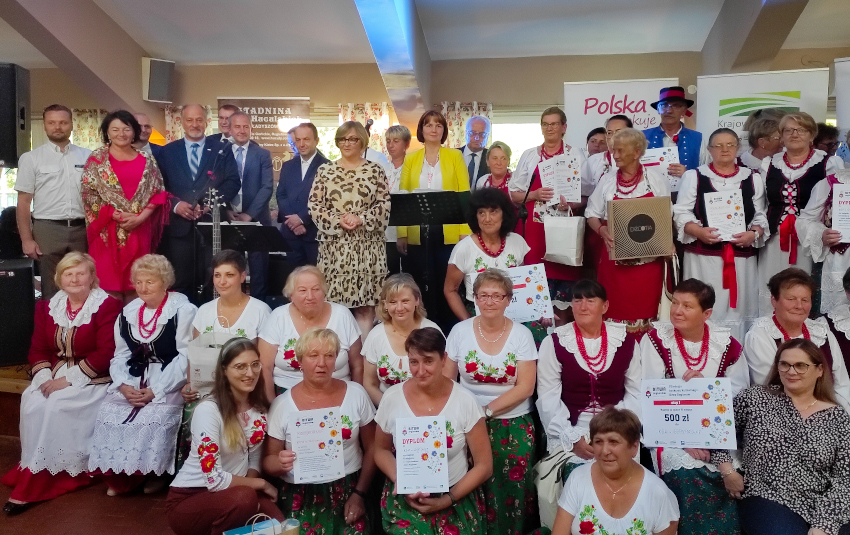 Uczestnicy "Bitwy Regionów" w Regietowie wraz z gośćmi, wśród których znaleźli się reprezentanci Wojewódzkiego Funduszu Ochrony Środowiska i Gospodarki Wodnej w Krakowie
