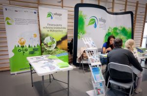 Doradcy Energetyczni Wojewódzkiego Funduszu Ochrony Środowiska i Gospodarki Wodnej w Krakowie promują benefity programów Czyste Powietrze oraz Ciepłe Mieszkanie podczas spotkań z mieszkańcami regionu