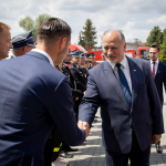 Zdjęcie przedstawia Prezesa WFOŚiGW w Krakowie podczas składania gratulacji