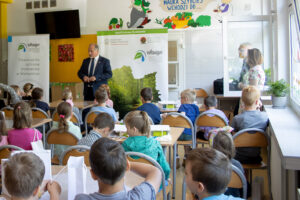 Zdjęcie pokazuje lekcję edukacji ekologicznej w jednej ze szkół.