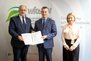 Obrazek przedstawia podpisanie umowy w siedzibie WFOŚiGW w Krakowie.
