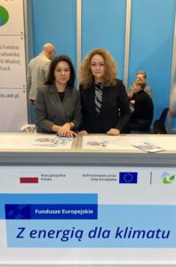 Zdjęcie przedstawia dwóch Doradców Energetycznych z Wojewódzkiego Funduszu Ochrony Środowiska i Gospodarki Wodnej w Krakowie przy stoisku Doradztwa na targach.