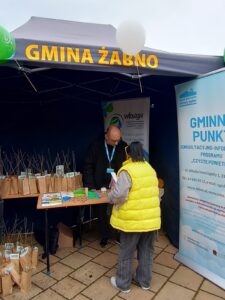 Na zdjęciu Doradca Energetyczny udzielający informacji kobiecie.