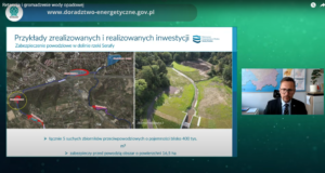 Zrzut z komputera przedstawiający slajd pod nazwą Opady w Polsce. Obok slajdu na małym ekranie ekspert zewnętrzny (mężczyzna).