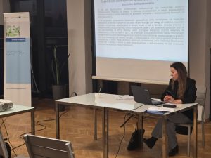 Zdjęcie przedstawiające Doradcę Energetycznego siedzącego przy stoliku .