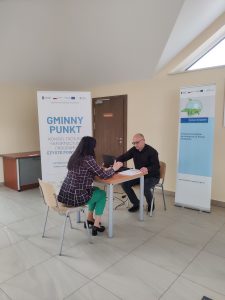 Na zdjęciu Doradca Energetyczny udzielający informacje kobiecie