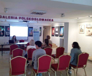 Zdjęcie przedstawia salę konferencyjną, w której siedzi Doradca Energetyczny oraz pięciu słuchaczy. 