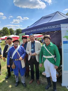 Doradca Energetyczny wraz z inscenizowanymi żołnierzami