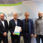 Grafika dekoracyjna nt. Wspieramy ekologiczne inwestycje lokalnych przedsiębiorstw! Pożyczka dla Spółdzielni Rolniczo-Handlowej "Skiba"