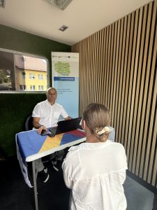 zdjęcie przedstawia Doradcę Energetycznego udzielającego konsultacji kobiecie
