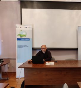 Zdjęcie przedstawiające Doradcę Energetycznego przy biurku