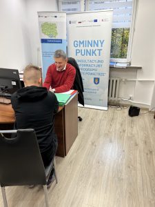 Zdjęcie przedstawiające Doradcę Energetycznego udzielającego konsultacji mieszkańcowi.