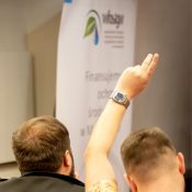 Grafika dekoracyjna nt. Spotkanie z operatorami programu Czyste Powietrze i przedstawicielami gmin prowadzących Punkty Konsultacyjno-Informacyjne