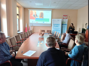 Na zdjęciu sala konferencyjna oraz osoby uczestniczące w spotkaniu.