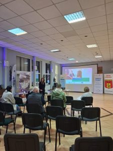 Zdjęcie przedstawiające sale, w której siedzą uczestnicy spotkania