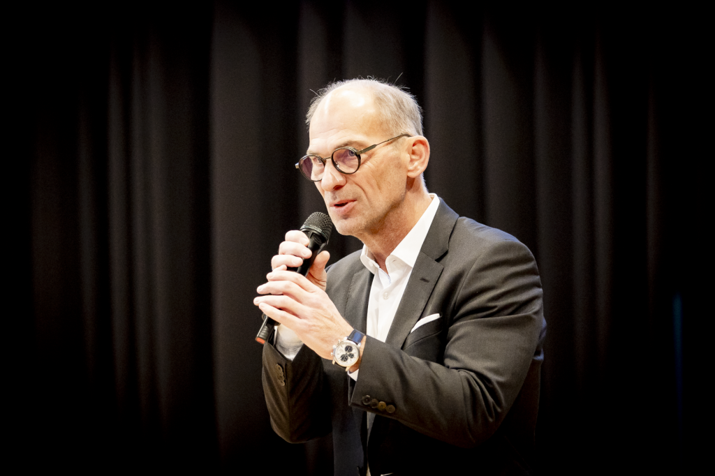 Szkolenie pod nazwą: Od wniosku do inspekcji – spójny i skuteczny proces operatorski, odbywało się w Krakowie 4 grudnia bieżącego roku. Na fotografiach osoby prezentujące ważne informacje dla pracowników gmin oraz gminnych punktów konsultacyjno-informacyjnych.