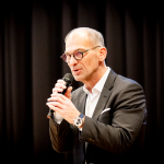 Szkolenie pod nazwą: Od wniosku do inspekcji – spójny i skuteczny proces operatorski, odbywało się w Krakowie 4 grudnia bieżącego roku. Na fotografiach osoby prezentujące ważne informacje dla pracowników gmin oraz gminnych punktów konsultacyjno-informacyjnych.