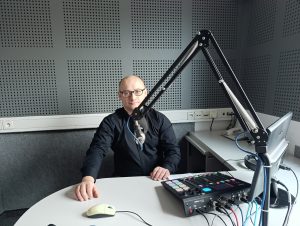 Na zdjęciu mężczyzna w sali nagraniowej.