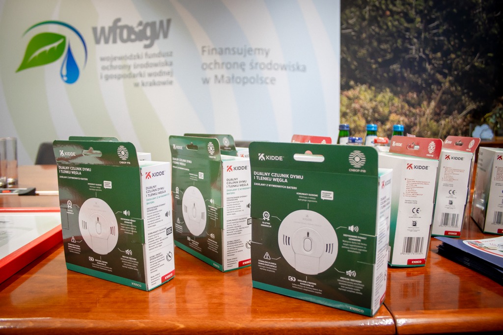 Grafika dekoracyjna nt. Podsumowanie programu “Bezpieczny Dom” 2025