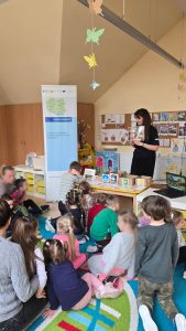 Doradca Energetyczny oraz dzieci siedzące tyłem