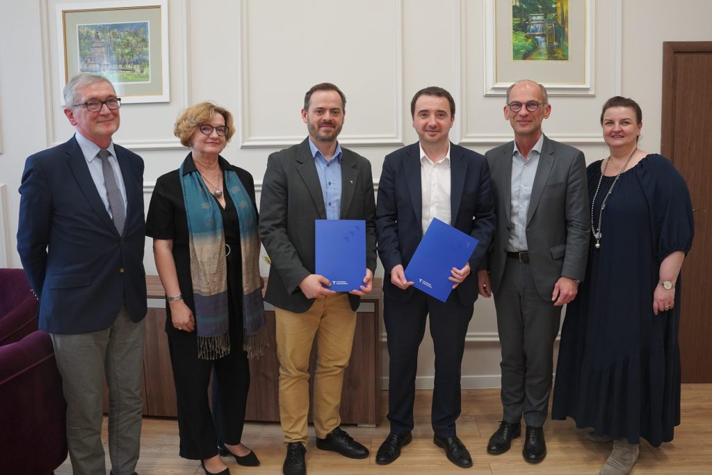 Przedstawiciele Akademii Tarnowskiej i Wojewódzkiego Funduszu Ochrony Środowiska i Gospodarki Wodnej w Krakowie podczas uroczystego podpisania porozumienia o współpracy