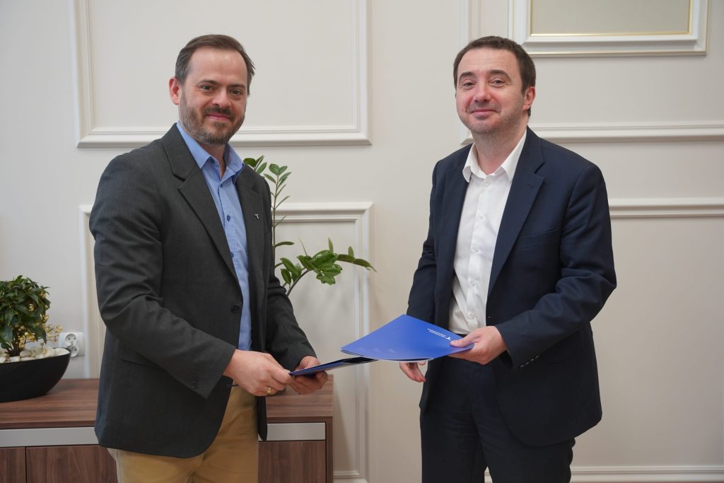 JM Rektor dr hab. Rafał Kurczaba, profesor Akademii Tarnowskiej oraz Jerzy Popiel, prezes zarządu WFOŚiGW w Krakowie