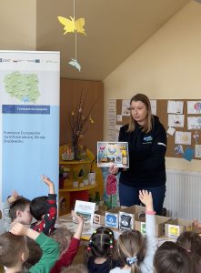 Doradca Energetyczny oraz dzieci siedzące tyłem