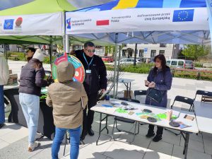 Na zdjęciu Doradca Energetyczny z ekodoradczynią, którzy obsługują punkt informacyjny.
