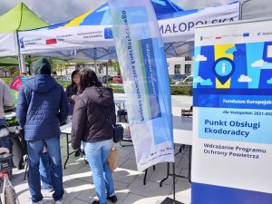 Na zdjęciu Doradca Energetyczny z ekodoradczynią, którzy obsługują punkt informacyjny.