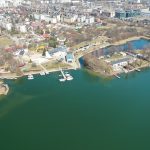 Grafika dekoracyjna dot. WFOŚiGW w Krakowie wspiera zielone inwestycje sportowe. Ponad 1,8 mln zł na OZE dla miejskich obiektów