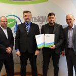 Grafika dekoracyjna dot. WFOŚiGW w Krakowie wspiera zielone inwestycje sportowe. Ponad 1,8 mln zł na OZE dla miejskich obiektów