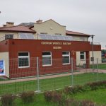 Grafika dekoracyjna dot. WFOŚiGW w Krakowie wspiera zielone inwestycje sportowe. Ponad 1,8 mln zł na OZE dla miejskich obiektów
