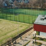 Grafika dekoracyjna dot. WFOŚiGW w Krakowie wspiera zielone inwestycje sportowe. Ponad 1,8 mln zł na OZE dla miejskich obiektów