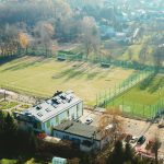 Grafika dekoracyjna dot. WFOŚiGW w Krakowie wspiera zielone inwestycje sportowe. Ponad 1,8 mln zł na OZE dla miejskich obiektów