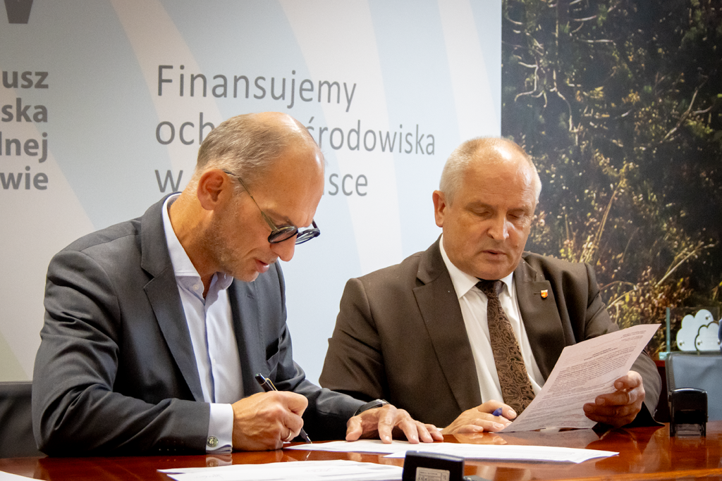 grafika przedstawia podpisanie umowy na rozbudowę oczyszczalni ścieków w Książu Wielkim