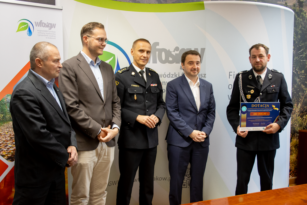 Wręczenie promes dla strażaków z OSP w Małopolsce na zakup samochodów ratowniczo-gaśniczych